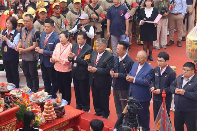今大甲妈祝寿大典， 由大甲镇澜宫董事长顏清标、副董事长郑铭坤、奉天宫董事长何达煌、嘉义县长翁章梁及首度参与的花莲县长徐榛蔚，立委顏宽恒、陈冠廷、蔡易余、新港乡长叶孟龙等人担任主祭官与陪祭官。(吕妍庭摄)