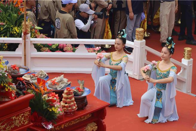 大甲镇澜宫妈祖9天8夜遶境进香，今(8日)一早8点重头戏祝寿大典登场。(吕妍庭摄)