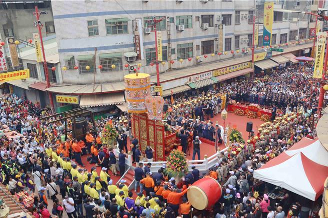 新港奉天宫周边街道、巷弄涌进数万信眾。(吕妍庭摄)