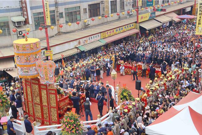 今数万信眾跟着诵经团一起向妈祖祝寿，气氛庄严。(吕妍庭摄)