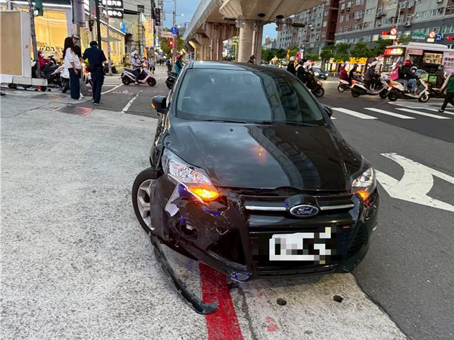 娄女驾驶黑色轿车违规右转撞上机车。（新庄警分局提供）