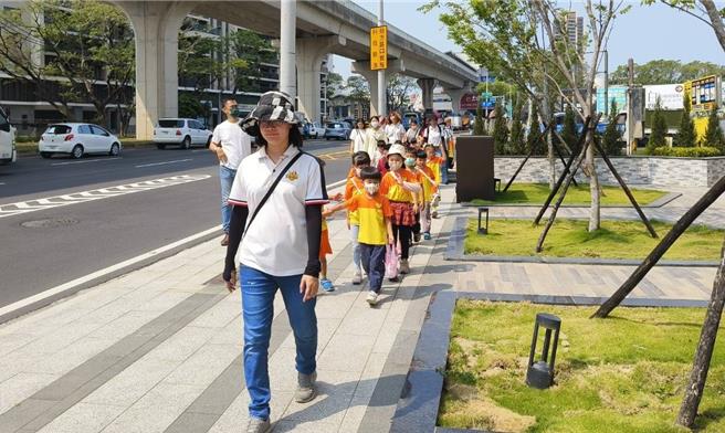 艺术从小扎根，和平非营利幼儿园混龄班的幼儿们8日化身小小艺术探险家，在老师与志工的陪伴下，开心步行前往邻近的创价美术馆。（林雅惠摄）
