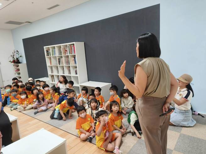 和平非营利幼儿园二班混龄班的幼儿们仔细聆听浮世绘展览重点。（林雅惠摄）