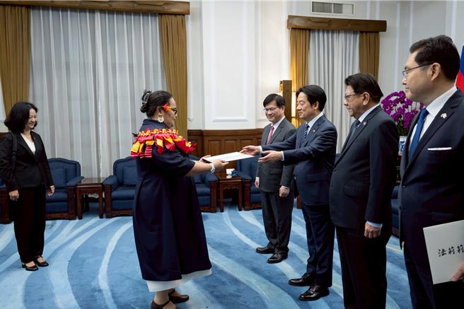 賴清德總統8日接受「吐瓦魯國新任駐臺特命全權大使法莉莉呈遞到任國書(總統府提供)