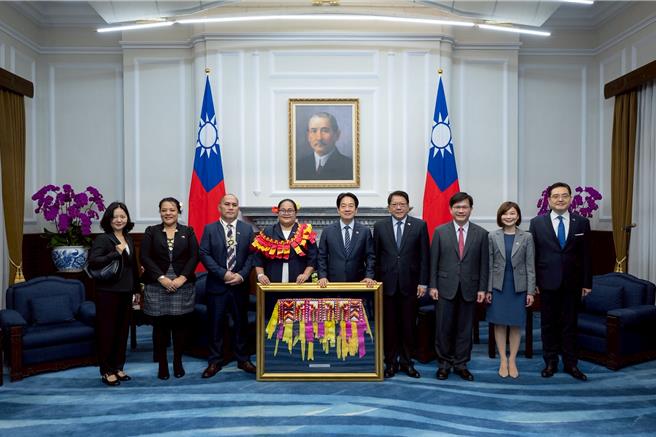  賴清德總統8日接受「吐瓦魯國新任駐臺特命全權大使法莉莉呈遞到任國書後合影(總統府提供)