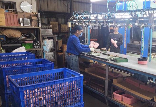 台中市制鞋产业忧心未来没有「钱」景。（李京升摄）