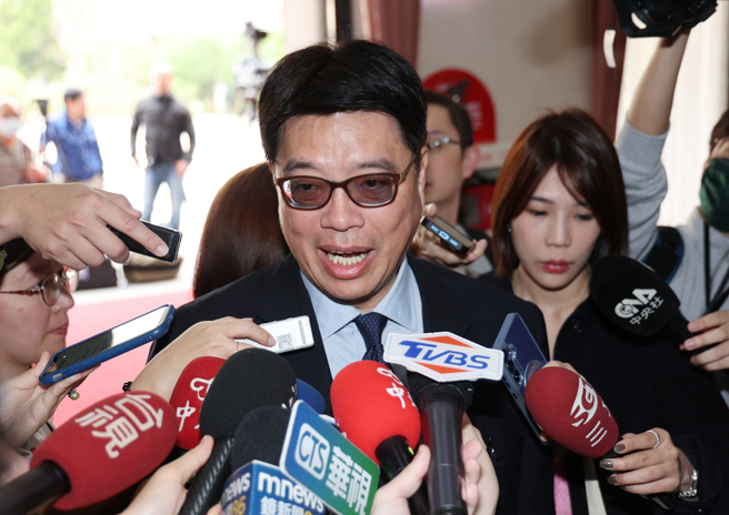 有陆籍学生近日在台北街头挥舞中国大陆的五星旗，陆委会主委邱垂正今（26）日接受广播节目专访时表示，主管机关移民署已对当事人进行告诫并注记，未来申请来台将从严审查。（资料照／姚志平摄）