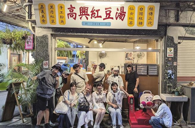 黄小玫Sandy与团队制作嘉义市的潮选店主题曲《最潮的自己》。(嘉义市政府提供／吕妍庭嘉义传真)