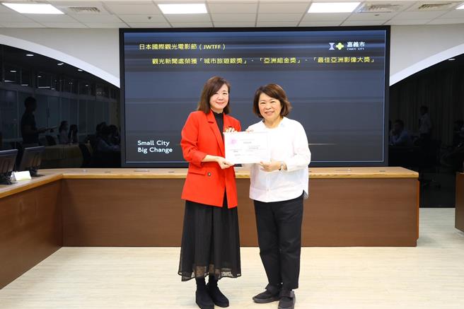 今(8日)嘉义市政府观光新闻处长张婉芬将奖项转呈给嘉义市长黄敏惠。(嘉义市政府提供／吕妍庭嘉义传真)
