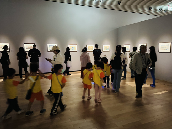 和平非营利幼儿园混龄班的幼儿们8日化身小小艺术探险家，在老师与志工的陪伴下，前往邻近的创价美术馆参观浮世绘展览。（林雅惠摄）