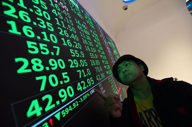 台股持續下跌。（杜宜諳攝）