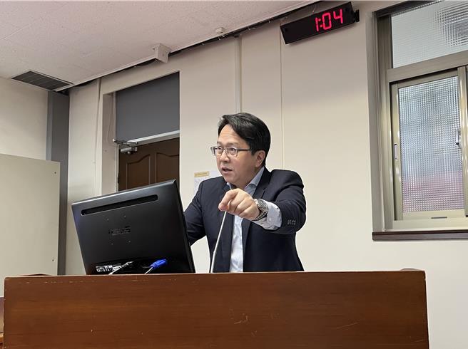 针对关税可能衝击北高雄螺丝扣件业，立委邱志伟要求经济部下周与业者座谈，协助扣件业因应美国关税衝击。（立委邱志伟服务处提供／林雅惠高雄传真）