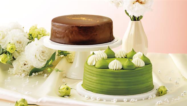 三澧餐飲集團今年推「6吋京都小山園抹茶戚風蛋糕」、「6吋HUMAX 三澧經典巧克力」，售價皆為1280元。（三澧餐飲集團提供／朱世凱台北傳真）