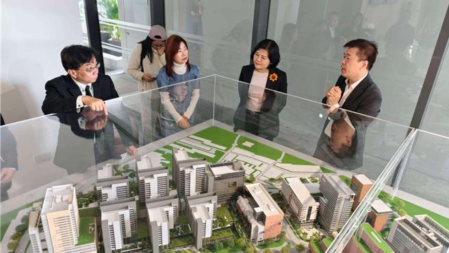 云林县长张丽善（右二）率团访问新加坡，8日她表示此行不仅可强化云林与新加坡在医疗创新领域的联繫，也为双方未来可能的合作奠定基础。（云林县政府提供／张朝欣云林传真）