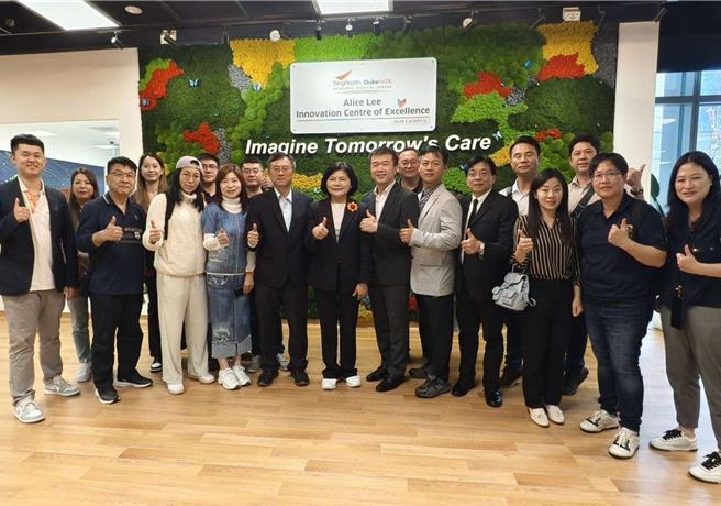 云林县长张丽善（前左六）率团访问新加坡，8日她表示此行不仅可强化云林与新加坡在医疗创新领域的联繫，也为双方未来可能的合作奠定基础。（云林县政府提供／张朝欣云林传真）