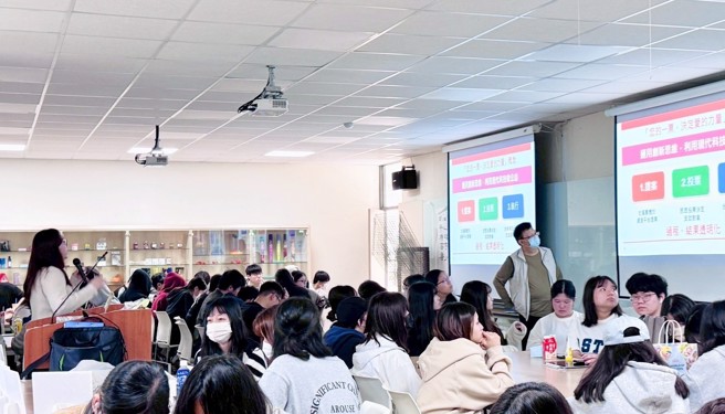 台新银行公益慈善基金会代表张玮珍至现场和同学分享品牌命题(图/时报金犊奖大会提供)