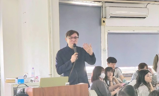 北士设计负责人唐圣瀚以「照亮头脑里的大象」为题带来精采分享(图/时报金犊奖大会提供)