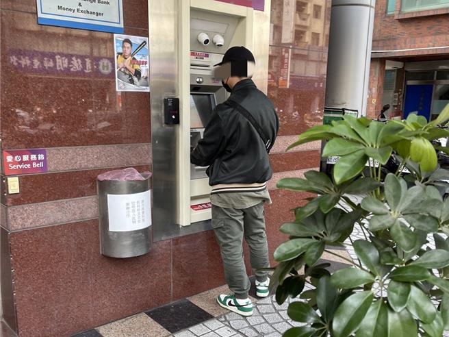 26岁马来西亚籍男子假借观光名义来台，实际上却是从事诈欺车手的犯罪行为。（警方提供／廖姮玥桃园传真）