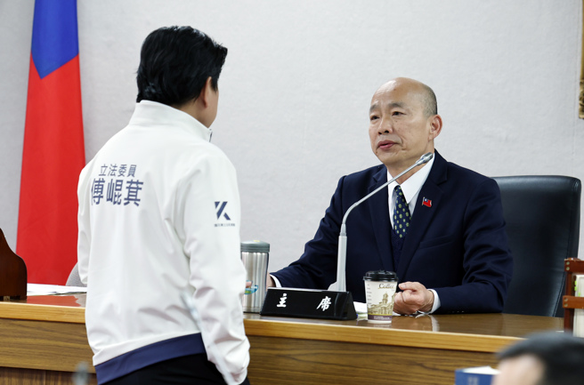 立法院长韩国瑜（右）8日主持朝野协商，讨论美国政府对台实施高达32％的对等关税政策，对我产业经济之衝击与因应，邀请行政院长提出专案报告之相关事宜，国民党团总召傅昆萁（左）与韩交换意见。（姚志平摄）