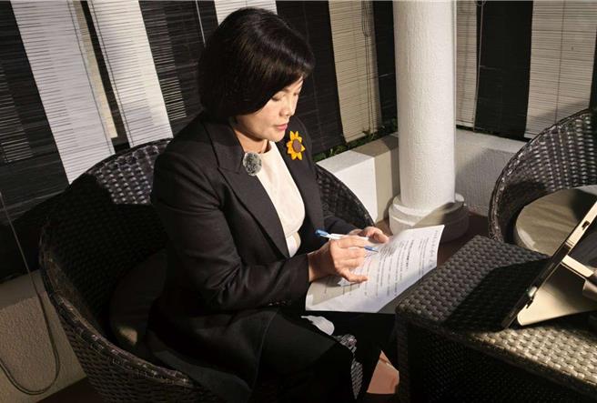 针对美国对台湾徵32％关税，云林县长张丽善强调应保障农业等弱势产业，制定照顾劳工方案，建立社会安全网。（云林县政府提供／张朝欣云林传真）