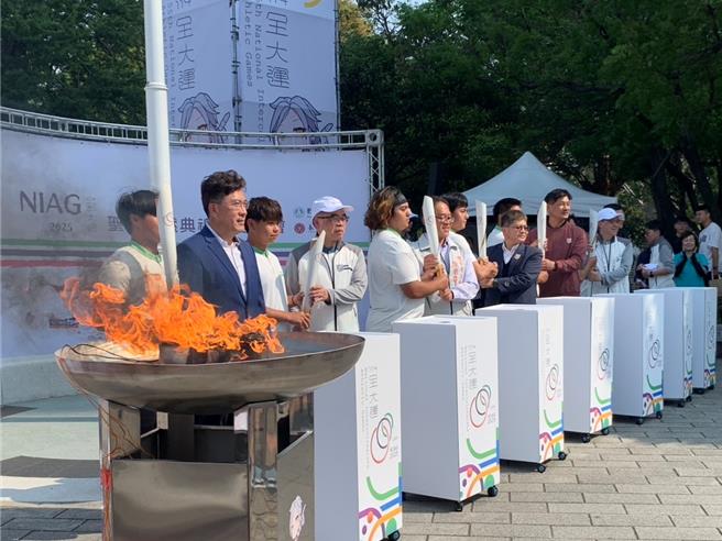 2025年全国大专运动会圣火点燃仪式8日在台南市巴克礼公园点燃，由7位贵宾点燃圣火后，交给7位圣火手展开传递。（郭良杰摄）