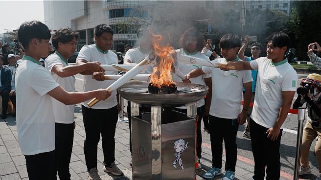 2025年全国大专运动会圣火点燃仪式8日在台南市巴克礼公园点燃，由长荣大学棒球队的7位圣火手展开传递。（长荣大学提供／郭良杰台南传真）