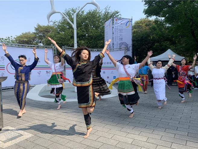 2025年全国大专运动会圣火8日在台南市巴克礼公园点燃，长荣大学「达斯督鲁玛社」担任开场表演，透过原住民舞蹈表达圣火点燃前的启动召唤。（郭良杰摄）