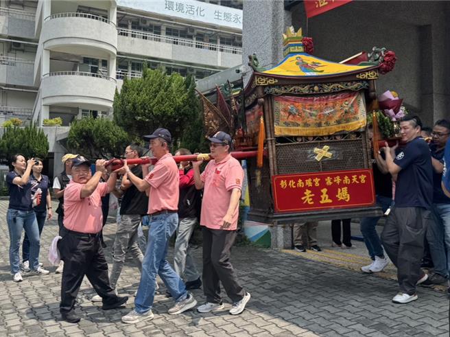 台中市大里区心振坤宫8日也进行巡庄赐福游街，涂城国小结合地方文化推动特色课程，带领四年级孩子体验「钻轿脚」活动，让学生了解地方信仰文化。（潘虹恩摄）