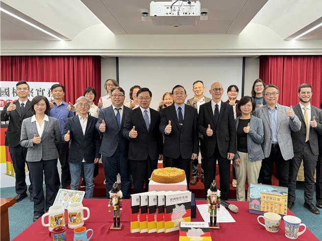 最高检察署邀集10名台湾、德国检察官，合力编纂《德国检察实务》专书，并于今（8）日举办新书发表会。（最高检提供）
