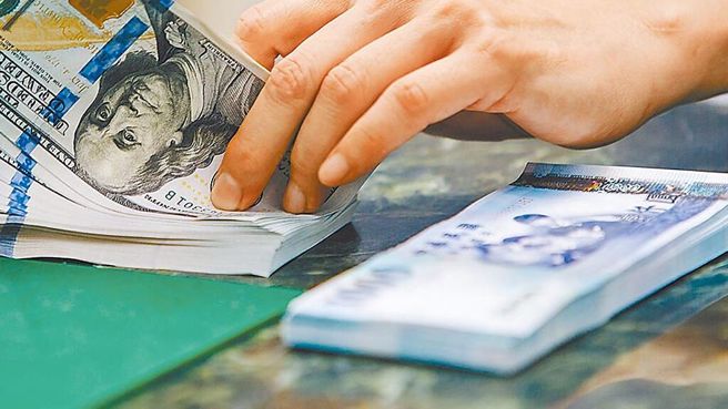 新台币兑美元匯率收在33.007元、升值4.8分。(资料照片)