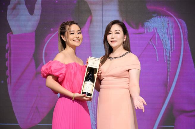 张秀卿（右）8日举办演唱会记者会，女儿林莉到场祝贺。（名人演艺事业提供）