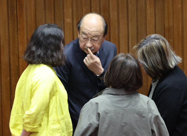 民进党立法院党团总召柯建铭(中)8日进入议场观看情势，并与党团干部交换意见。（姚志平摄）