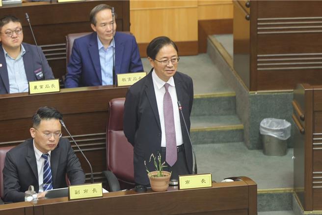 桃园市长张善政8日直言，关税衝击比疫情的时候还严重，感嘆台湾最好的谈判筹码就是台积电跟半导体，但已在关税新制宣布前就用掉了。（蔡依珍摄）