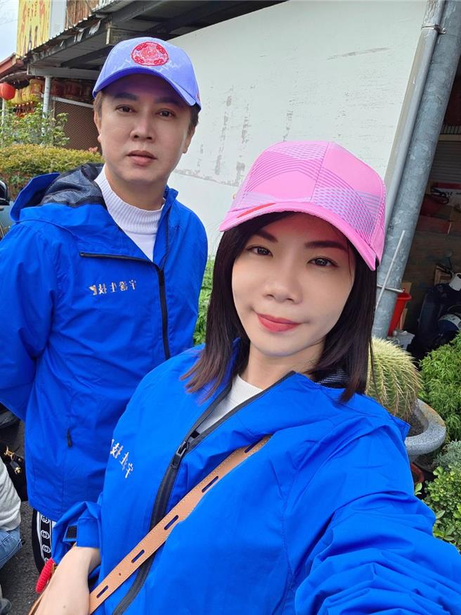 宇澄生技董事长林伸坤（左）与总裁蒨蒨日前参与妈祖遶境活动。（图／宇澄生技）