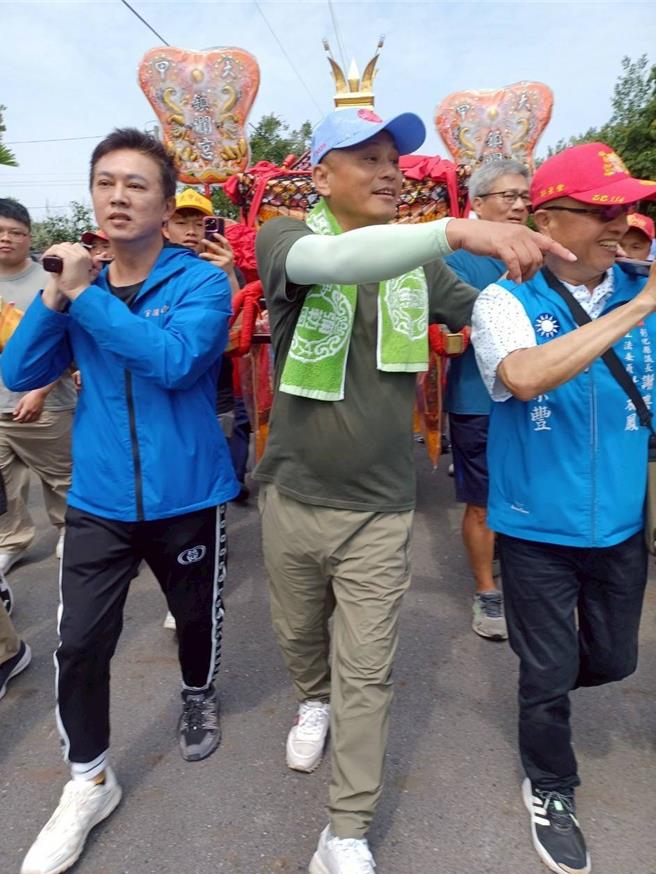 宇澄生技董事长林伸坤（左）受邀担任抬轿工作。（图／宇澄生技）