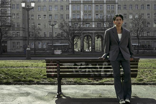 柏霖日前飞往德国柏林拍摄新专辑主视觉。（索尼音乐提供）