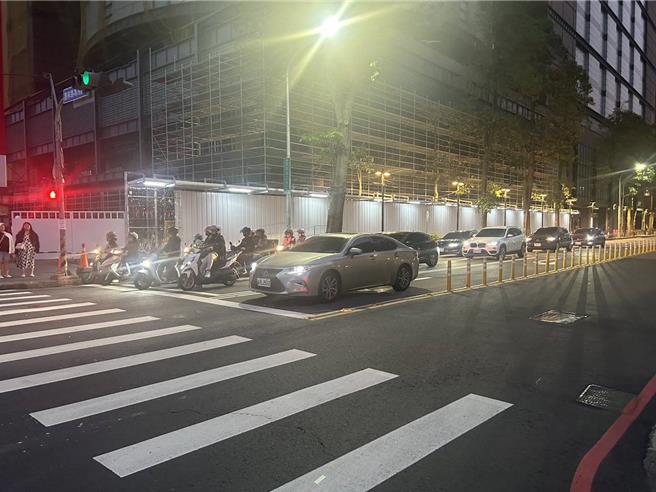 台中新光三越气爆至今近2个月，业者进入建筑物整建修復第3阶段，市府都发局8日指出，惠来路侧甲种安全围篱7日已完成设置，惠来路交通管制解除。（台中市府提供）