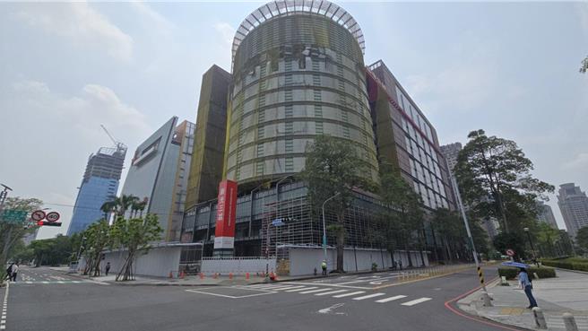 台中新光三越气爆至今近2个月，业者进入建筑物整建修復第3阶段，市府都发局8日指出，惠来路侧甲种安全围篱7日已完成设置，惠来路交通管制解除。（台中市府提供）