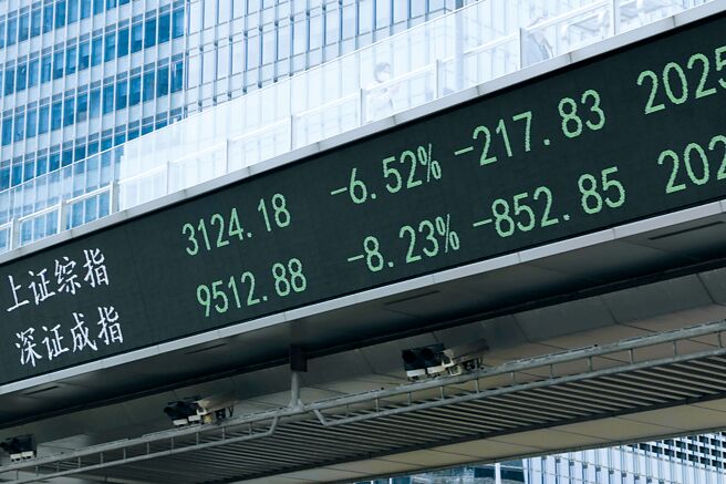 上海市浦东新区陆家嘴金融城街头。4/7当日，上证指数收报3,096.58点，跌7.34％，创下5年来最大单日跌幅。图／中新社