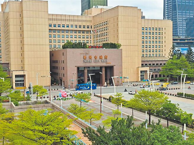 台北市去年代表性大型场地共举办超过530场演唱会，台北市政府设立「黄牛防治专案小组」，台北市文化局截至2日已依《文化创意产业发展法》裁罚86件黄牛案件，累计裁罚金额达2291万7000元。（温予菱摄）