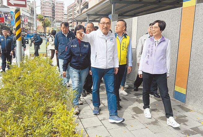 新北市长侯友宜（前排左）7日前往芦洲国小视察人行道改善工程完工情况。（吕健豪摄）