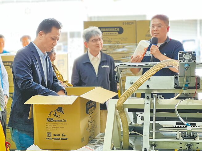 立法院社会福利及环境卫生委员会7日到苗栗县考察苗栗庇护工场运作，以及多元就业情形，一行人走访阿昌清洁庇护工场，立委邱镇军（左）当面请劳动部政务次长李健鸿（右）改善残障朋友工作交通问题。（邱镇军办公室提供／谢明俊苗栗传真）