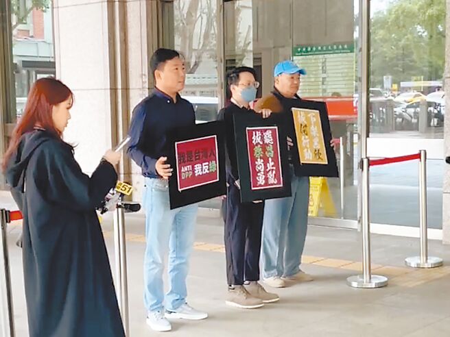 台中罢免绿委蔡其昌和何欣纯团体7日北上中选会领取第二阶段连署表格。（Max提供／潘虹恩台中传真）