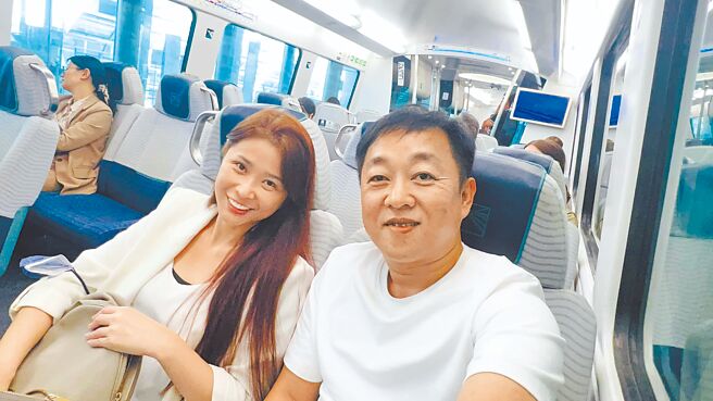 李燕（左）與老公陳茂榮面對台股股災兩樣情。（摘自臉書）