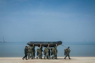 陸軍兩棲偵察營儲訓隊實施岸際滲透  ˊ武裝泅渡強化特戰效能
