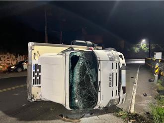 新北泰山貨車清晨翻覆！彎道驚魂滑行30公尺 1女輕傷