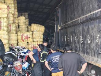 高雄舊衣回收場意外！女員工慘遭「百斤衣物」活埋 命危搶救中