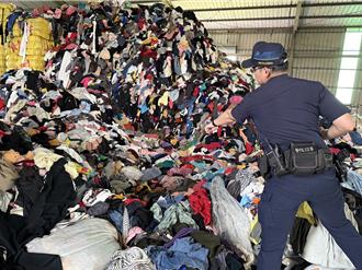 高雄回收場56歲女員工慘遭「2層樓舊衣」壓埋 送醫不治