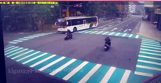 清晨公车漏油酿骑士摔车　基市公车处允负起全责