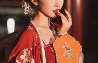 嗜血皇帝把叔父裝籠子當豬養 放任宦官侮辱姑姑 皇宮慘淪屠宰場